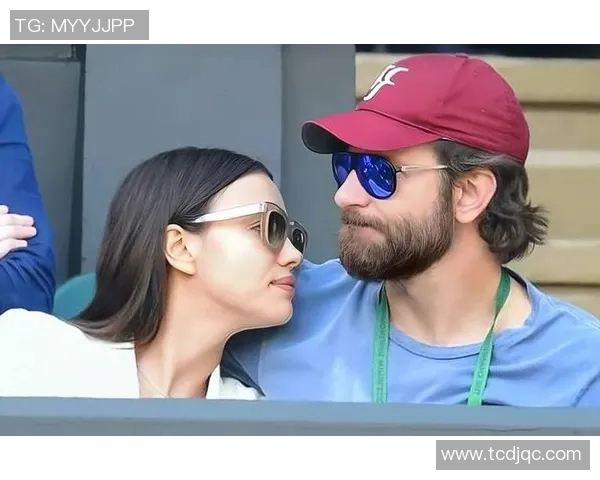 足球明星妻子携手出海度假享受浪漫时光尽显奢华生活方式