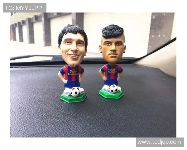 足球明星汽车摆件组合打造个性车内风格彰显运动魅力与时尚品味